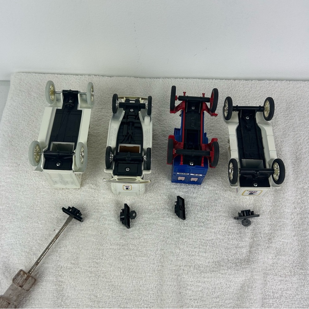 Set of 4 - VTG '87-90' ERTL U.S. MAIL Limited Edition Series die-cast bank cars. - Picture 9 of 16